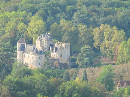 Step back in time at Château de Beynac, a powerful medieval fortress in Dordogne Valley! Explore dramatic clifftop ramparts, grand halls, and stunning views. Perfect for history buffs, families, and fans of 'The Hundred Year War.'