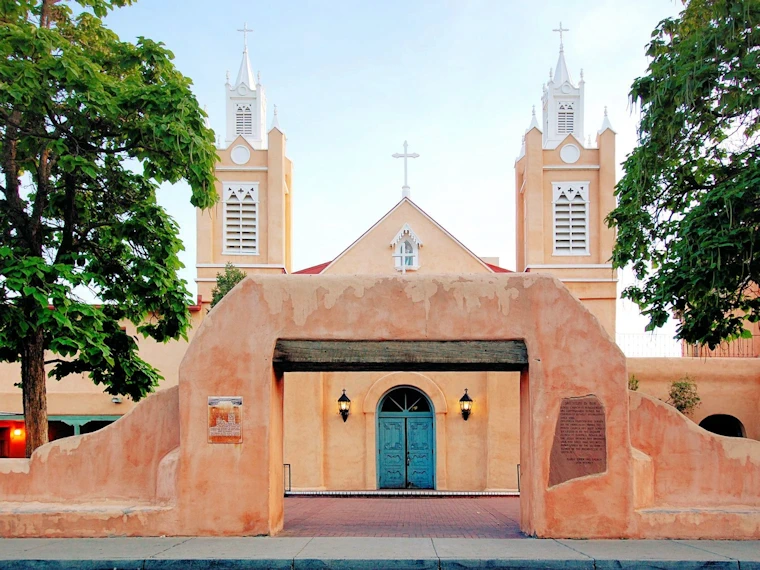 Explore Old Town Albuquerque's unique shops, art galleries, and authentic Southwest dining. Uncover top things to do in this vibrant historic district of Albuquerque, New Mexico