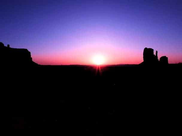 Explore Monument Valley, managed by the Navajo Nation, with an overview of the famous 17-mile drive, and reviews of The View Cabins and other nearby accommodations. Plan your visit with detailed maps, travel tips, and insights into this legendary destination.