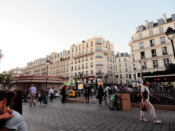 City of Lights, Food, Wine, History and Pickpockets